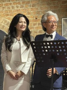 ​陈少霞庆祝结婚7年，65岁丈夫满头白发出镜，与4岁女儿同框很慈祥