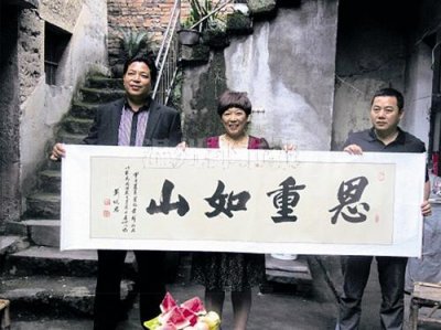 ​1993年，女会计给3名小乞丐30元车费，20年后乞丐拿100万报恩