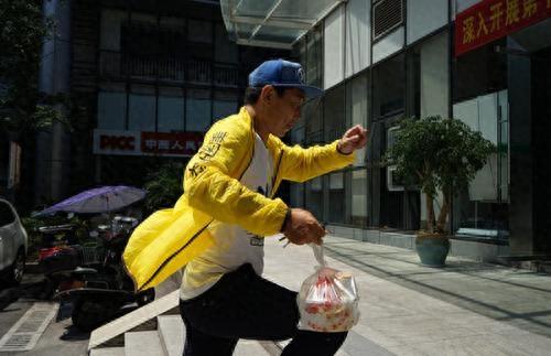 外卖哥风雨送餐，累晕街边，感叹生活不易！