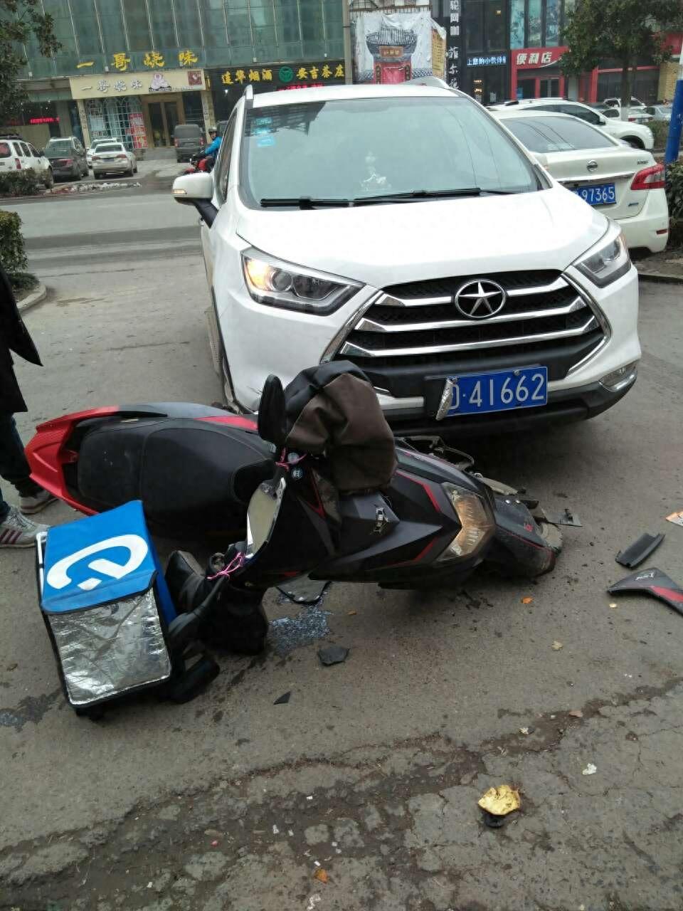 外卖哥风雨送餐，累晕街边，感叹生活不易！