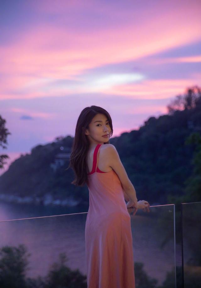 2年前她是郑恺的女朋友，今穿粉色吊带裙优雅迷人，再回少女时刻