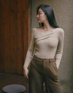 ​适合三十岁有气质穿搭(三十岁的女人怎么穿衣服才有气质)