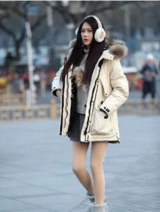 ​为什么女人冬天上身羽绒服,下身光着?(冬天上身羽绒服下身光腿)