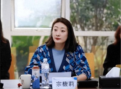 ​找代工，关停18家工厂，接班一年的宗馥莉，到底在下怎样一盘棋