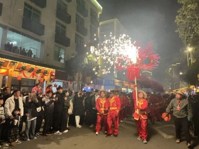 ​福建屏南千年古镇办灯会 十里八村浓浓民俗风