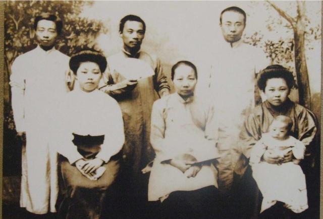 周作人为什么娶贫穷的日本女佣羽太信子为妻？只因他需要关爱！