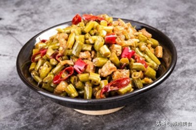 ​腌酸豆角是一道美味可口的家常小菜，你准备在家腌制酸豆角了吗？
