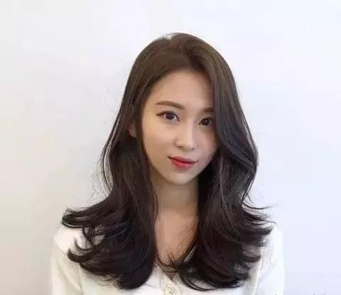 让你时尚气质倍增的发型，这样的女生中长发型你会中意哪款呢！