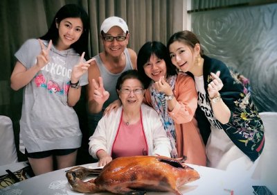 ​selina妹妹为104岁外婆庆生，分享其长寿秘诀：晒太阳、保持开心、不挑食