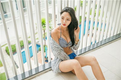 时髦新潮的比基尼泳衣美女，衬托优美的线条！