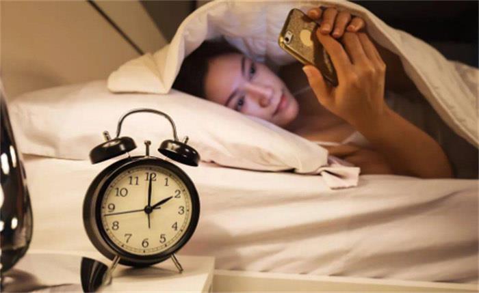 生活手机为什么会影响睡眠质量呢（蓝光会抑制褪黑激素的分泌）  1