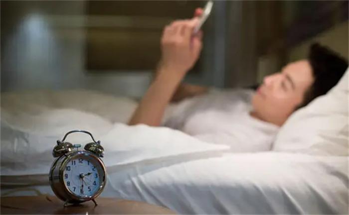 生活手机为什么会影响睡眠质量呢（蓝光会抑制褪黑激素的分泌）  3