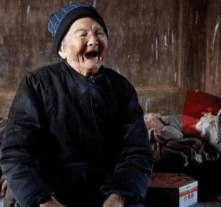 ​为什么很多老人去世前，嘴里都会说胡话？专家：那可不是胡话