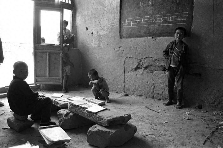 90年代贫困山区儿童照片：条件艰苦，眼睛充满对知识的渴望