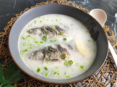 ​鲫鱼汤怎么做才好？只会煎鱼还不够，做好“这几步”，汤更白、味更鲜