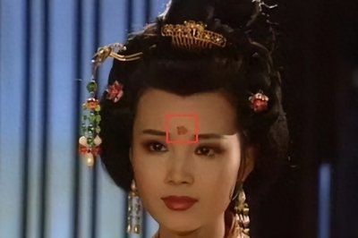 ​武则天将上官婉儿处以黥刑，她化耻辱为时尚，发明了梅花妆上官髻