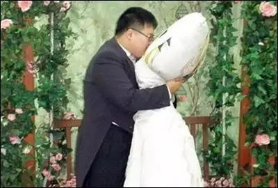 安徽一对新人花费3.6万元布置礼堂，结果却神似“灵堂”