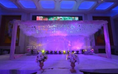 ​安徽一对新人花费3.6万元布置礼堂，结果却神似“灵堂”