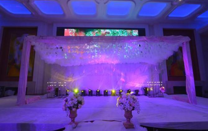 安徽一对新人花费3.6万元布置礼堂，结果却神似“灵堂”