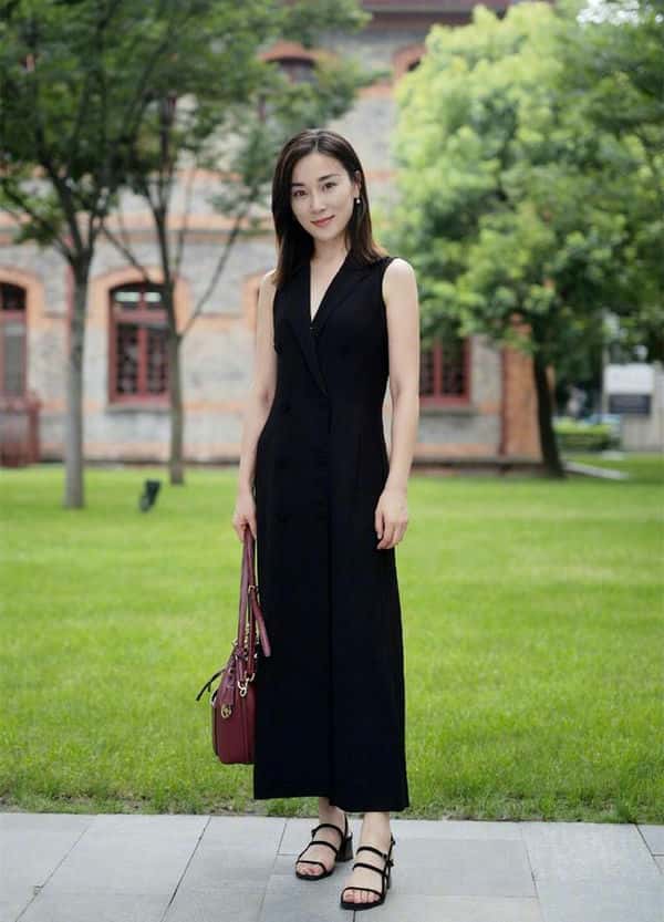 小黑裙搭什么鞋子好看-(黑色连衣裙搭配鞋子图片)