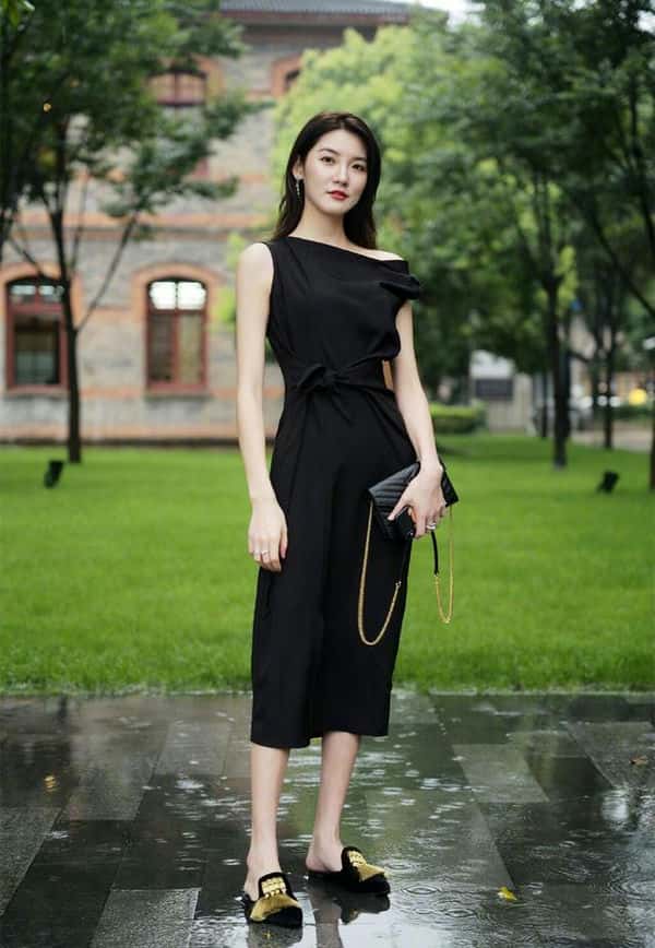 小黑裙搭什么鞋子好看-(黑色连衣裙搭配鞋子图片)
