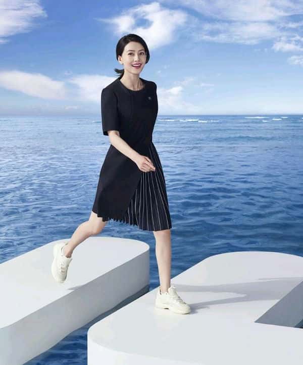 小黑裙搭什么鞋子好看-(黑色连衣裙搭配鞋子图片)