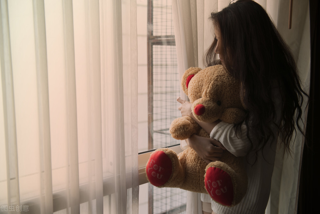 内心缺爱的人的表现（缺爱型人格都哪些表现）