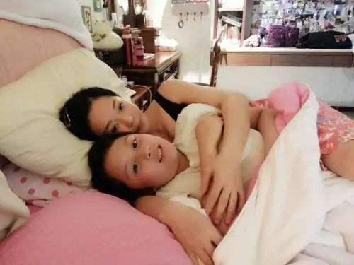 儿子14岁仍和妈妈睡一起，孩子的行为让妈妈后悔，分房睡很重要