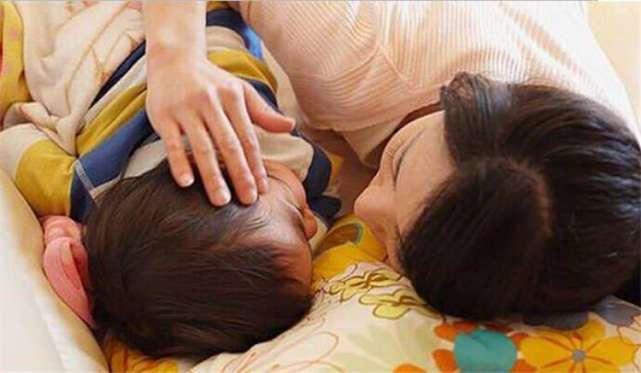 儿子14岁仍和妈妈睡一起，孩子的行为让妈妈后悔，分房睡很重要