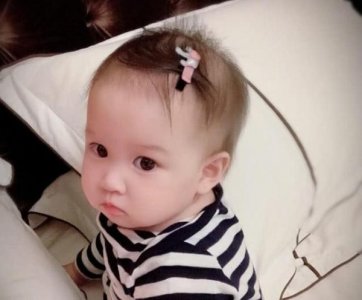 曹云金晒10个月女儿照,一脸无辜撅嘴表示抗议,真的是太萌了