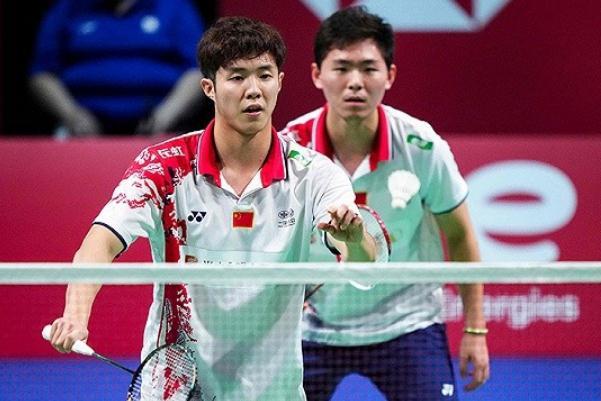 打羽毛球要穿什么鞋 打羽毛球要注意的事项 打羽毛球要穿什么鞋 打羽毛球要注意的事项