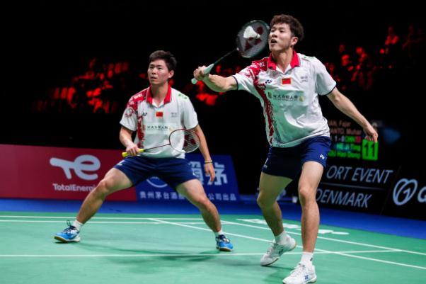 打羽毛球要穿什么鞋 打羽毛球要注意的事项 打羽毛球要穿什么鞋 打羽毛球要注意的事项