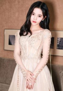 鞠婧祎出道时旧照,一脸婴儿肥堪称“初恋脸”,胖起来真可爱