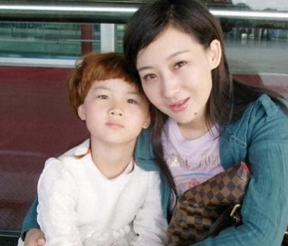 孙楠与妻子潘蔚近照,网友:还是买红妹看着顺眼