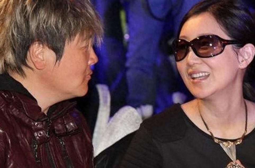 孙楠与妻子潘蔚近照,网友:还是买红妹看着顺眼