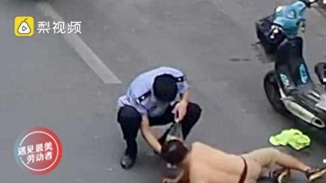 外卖哥风雨送餐,累晕街边,感叹生活不易!