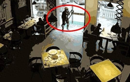 外卖哥风雨送餐,累晕街边,感叹生活不易!