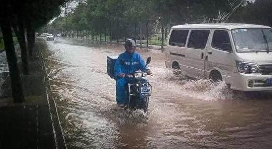 外卖哥风雨送餐,累晕街边,感叹生活不易!