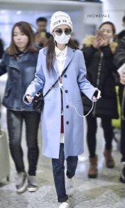 ​赵丽颖机场街拍，手拿粉色小兔子玩偶满满都是少女心