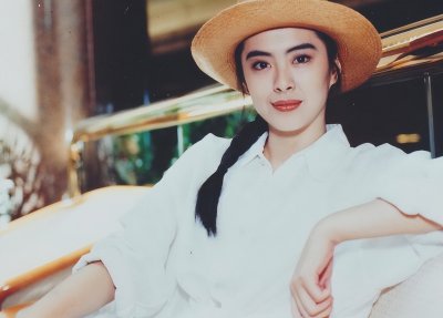 ​56岁的王祖贤宁愿远走他乡独身一人，也不愿结婚，根源在这三点