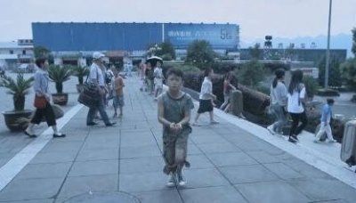 2011年6岁男孩为救父乞讨,却被父亲榨干价值后,和后妈卷走善款