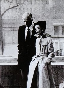 1992年赫本身患癌症,她送给纪梵希一件蓝色毛衣,纪梵希失声痛哭