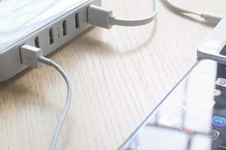 手机充电器充满还费电吗