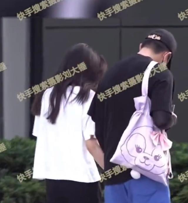 俞灏明的恋情公开了吗(俞灏明与一女子牵手回家)(2)