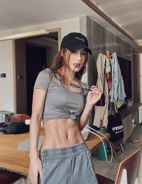 陈暖央巧克力腹肌写真,时尚运动女达人的身材令人羡慕