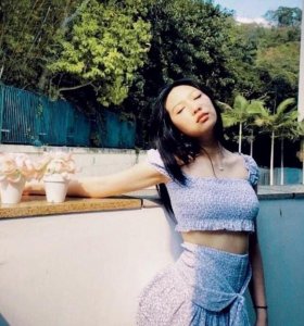 ​甄子丹16岁女儿晒照 穿碎花短吊带十分时尚性感