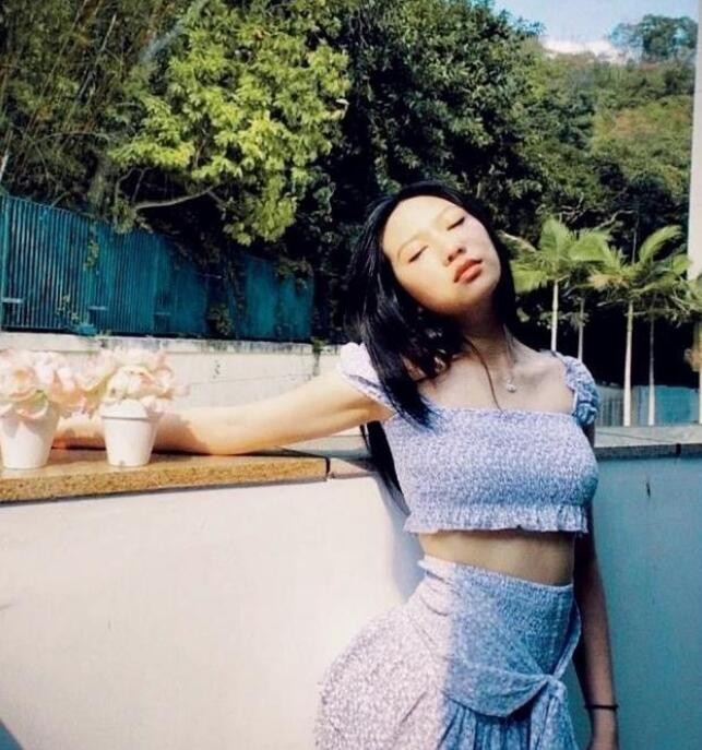 甄子丹16岁女儿晒照