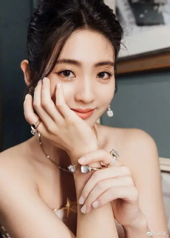 美女邢菲穿抹胸粉色长裙写真,美的勾人心魄