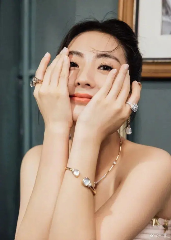 美女邢菲穿抹胸粉色长裙写真,美的勾人心魄