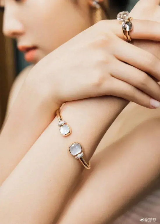 美女邢菲穿抹胸粉色长裙写真,美的勾人心魄